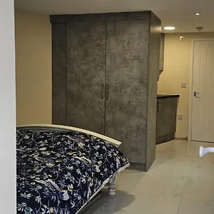 Cozy Near To Tube Station Apartment